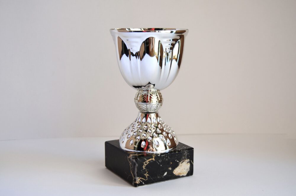 trofeo laton peana marmol copa