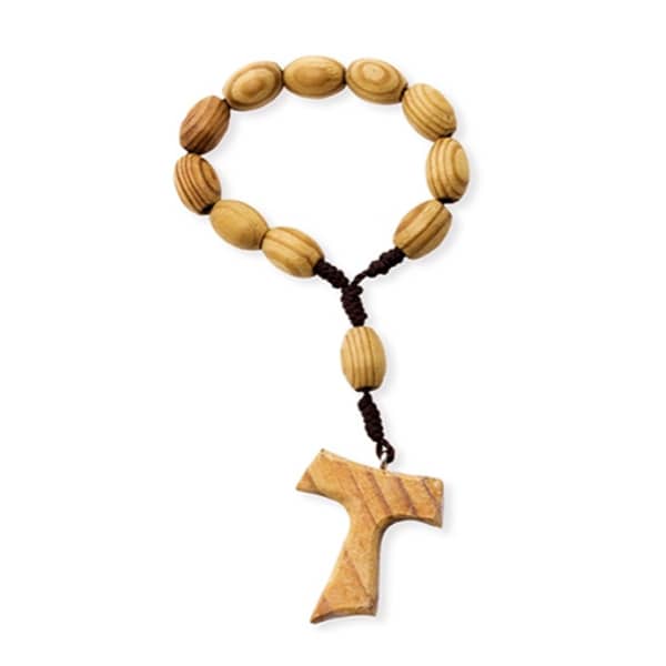 Rosario en forma de pulsera hecho con bolas y cruz de madera