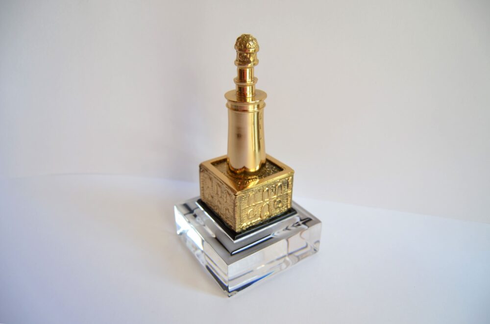 Farola Dorada con Peana Metacrilato