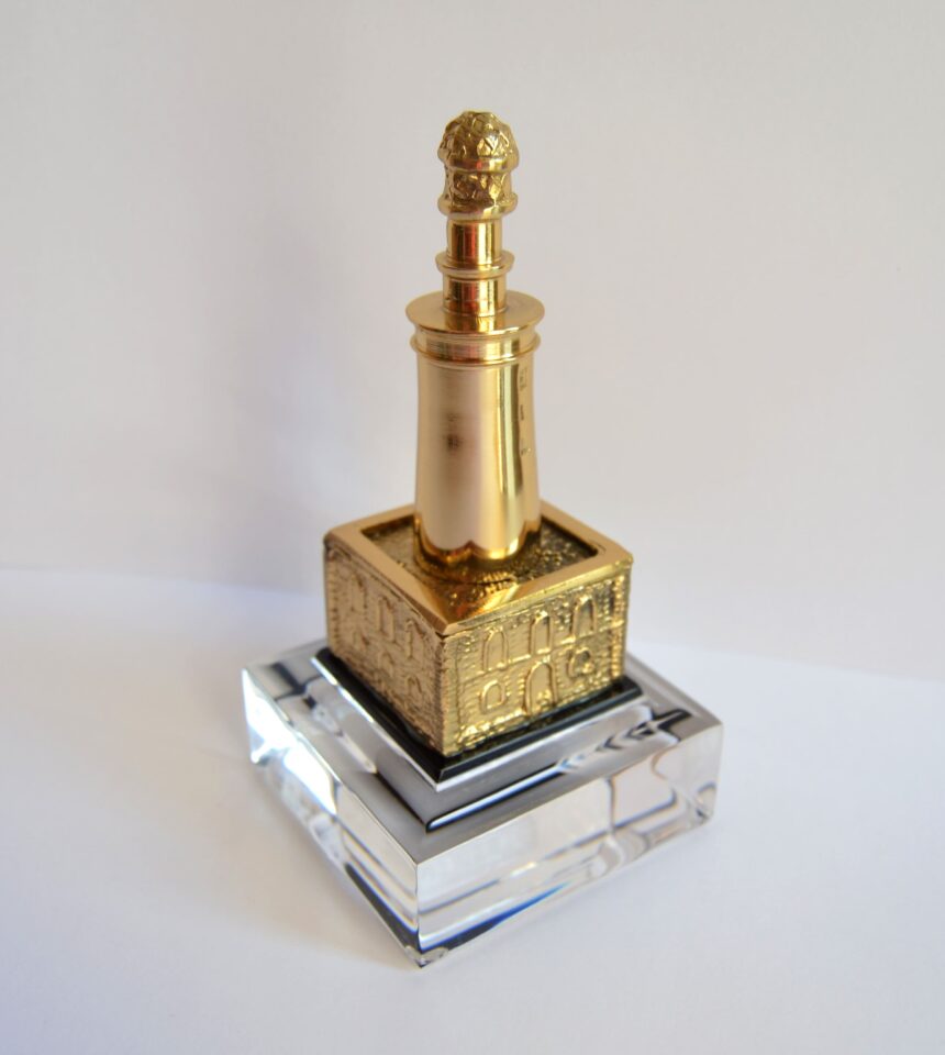 Farola Dorada con Peana Metacrilato