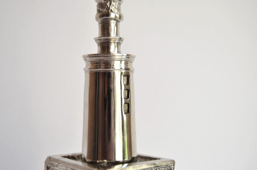 Farola dorada peana de madera